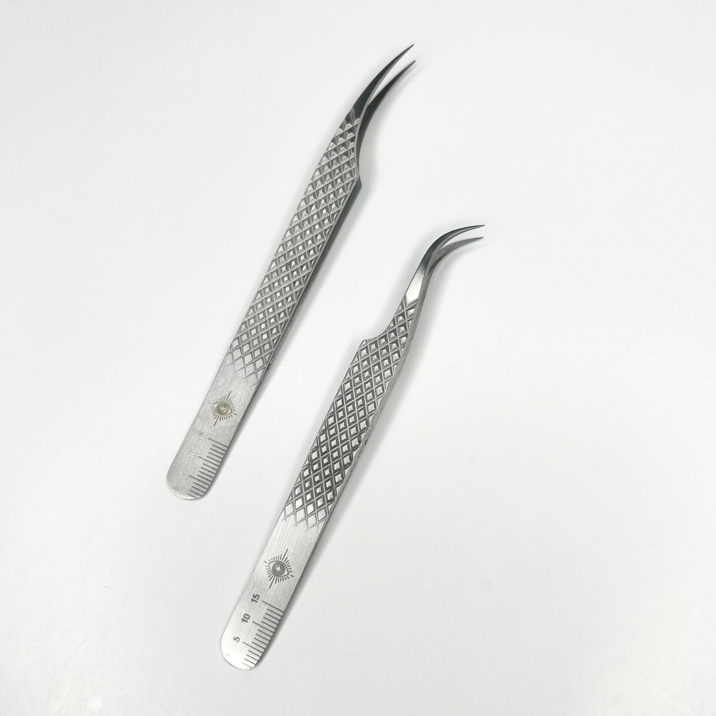 Combo 2 pinzas profesionales 1 de agarre y 1 para aislar extensiones de pestañas.