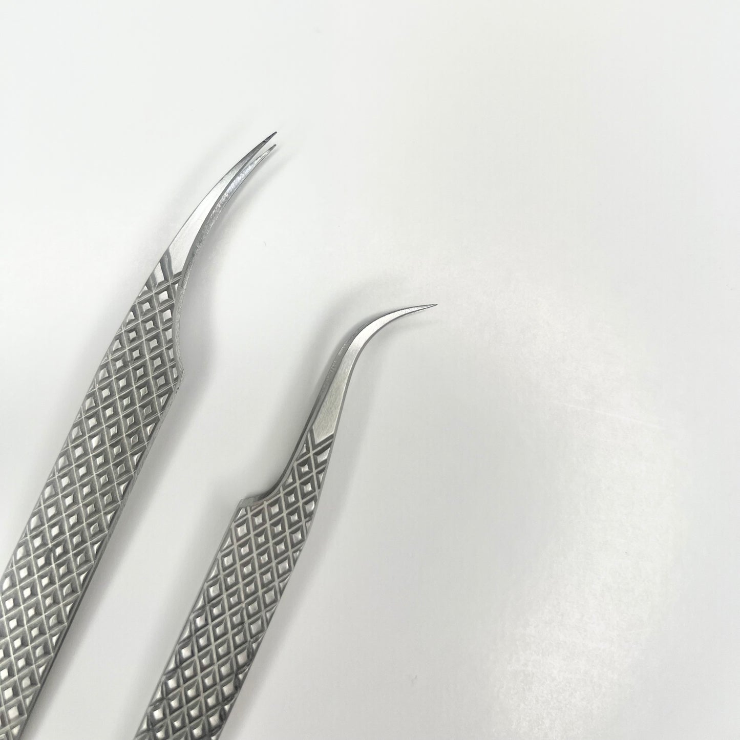 Combo 2 pinzas profesionales 1 de agarre y 1 para aislar extensiones de pestañas.